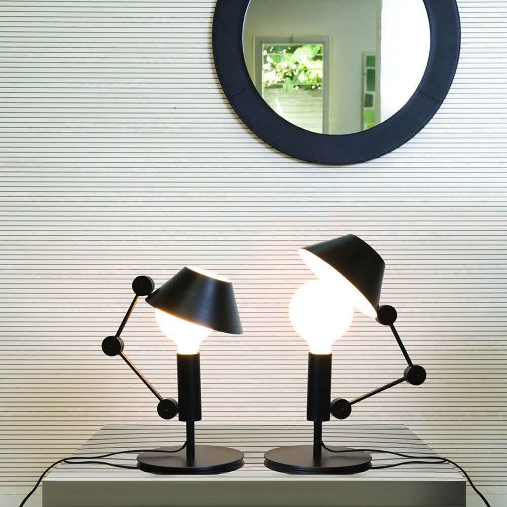 Nemo Mr. Light Tischlampe mit beweglichem Arm und schwarzem Metall, ideal für diffuse Lichtstreuung.