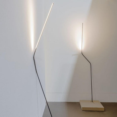 Nemo Neo LED Stehlampe zum anlehnen, modernes Design aus gebogenem Stahl und Aluminium mit indirekter Beleuchtung.