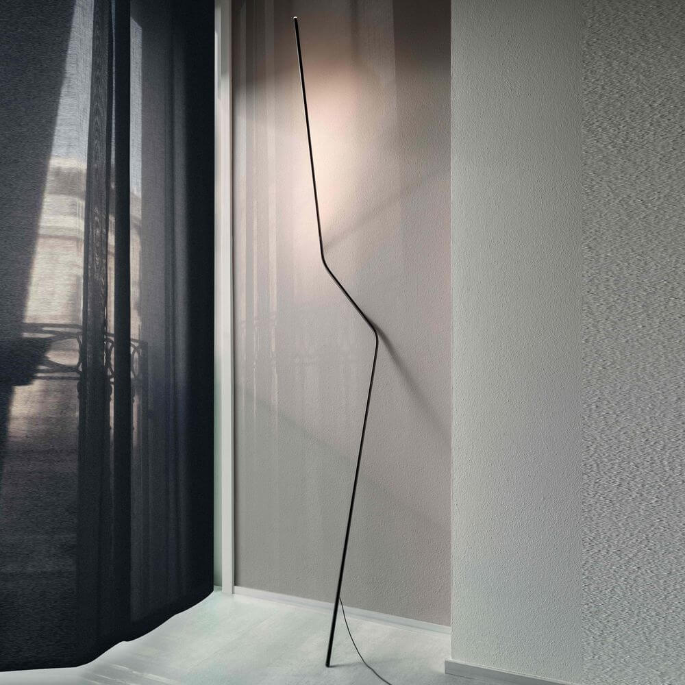 Nemo Neo LED Stehlampe zum anlehnen, moderne Stehleuchte aus gebogenem Stahl mit indirekter Beleuchtung.