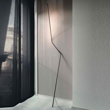 Nemo Neo LED Stehlampe zum anlehnen, moderne Stehleuchte aus gebogenem Stahl mit indirekter Beleuchtung.