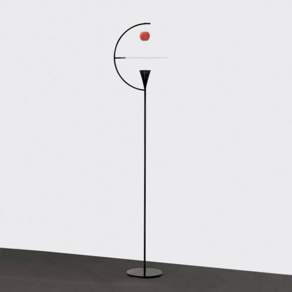 Nemo Newton LED Stehlampe mit Fussdimmer, verchromte Metallstruktur und drehbarem Diffusor in schwarz.