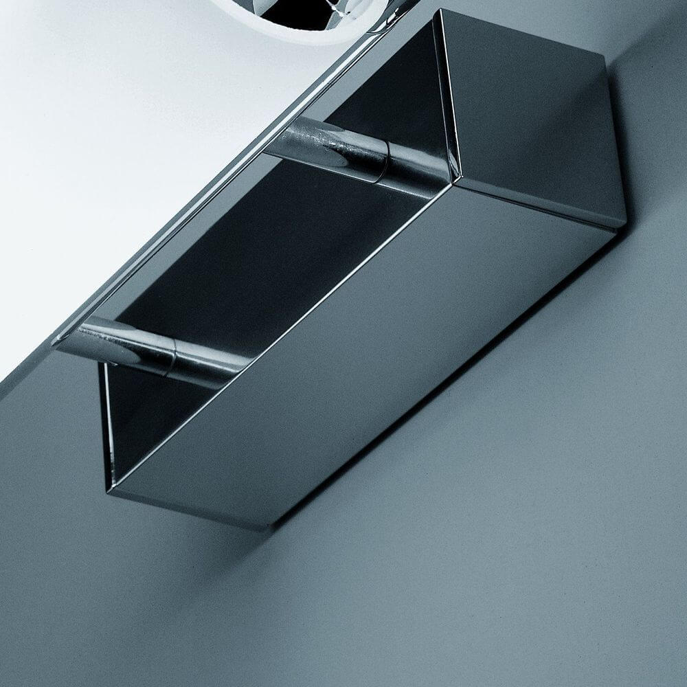 Nemo Norma 25 LED Wandlampe mit länglichem Diffusor aus opalweißem Polycarbonat und polierter Aluminiumstruktur.
