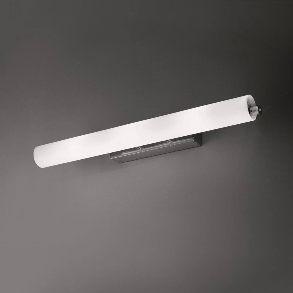 Nemo Norma 95 LED Spiegellampe mit opalweißem Diffusor und polierter Aluminiumstruktur.