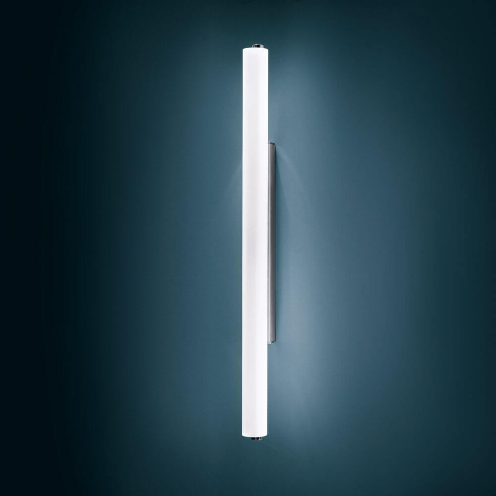 Nemo Norma 95 LED Spiegellampe mit opalweißem Diffusor und polierter Aluminiumstruktur.