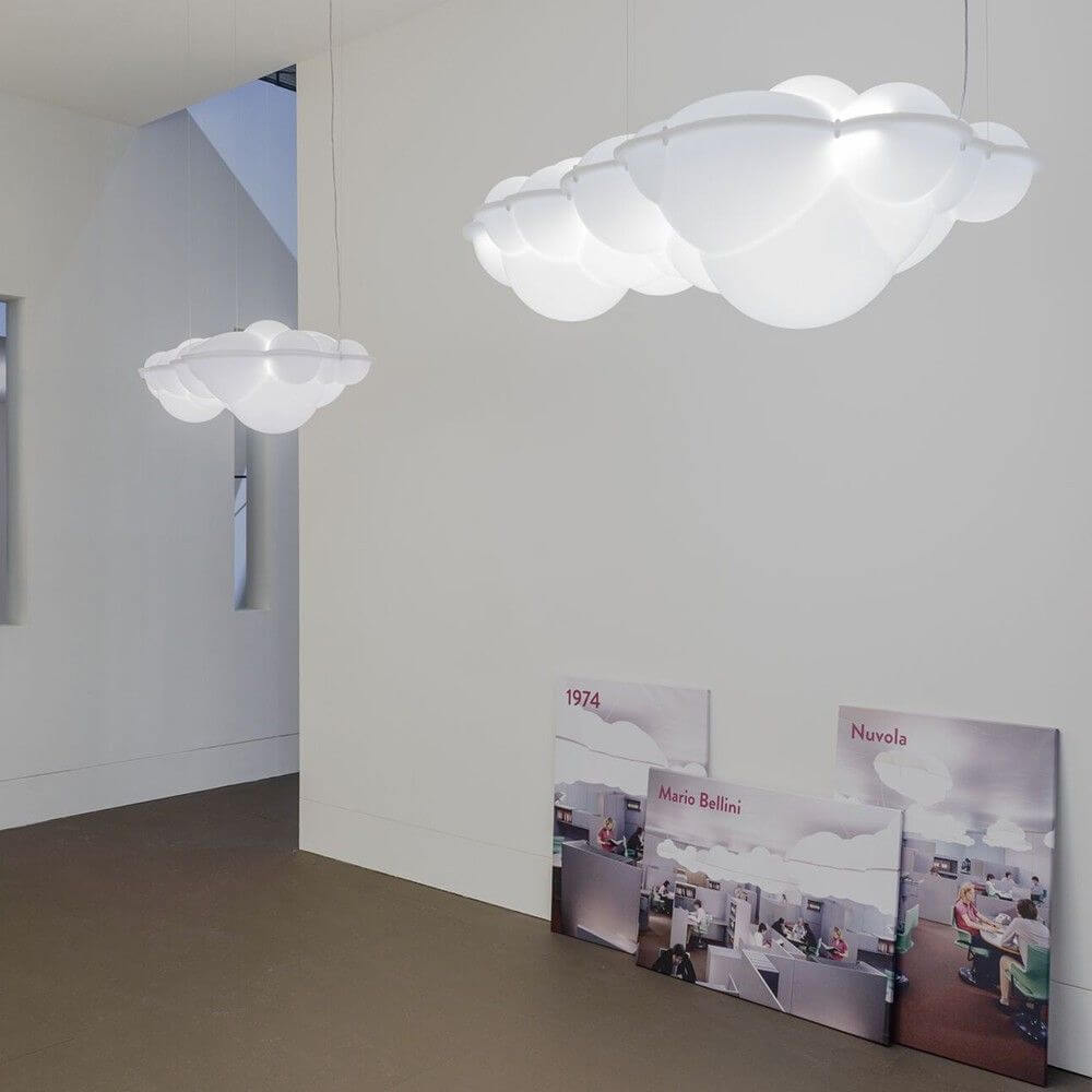 Nemo Nuvola LED Hängelampe Wolke 154cm im modernen Raumdesign, hängend über der Wand mit Bildern.