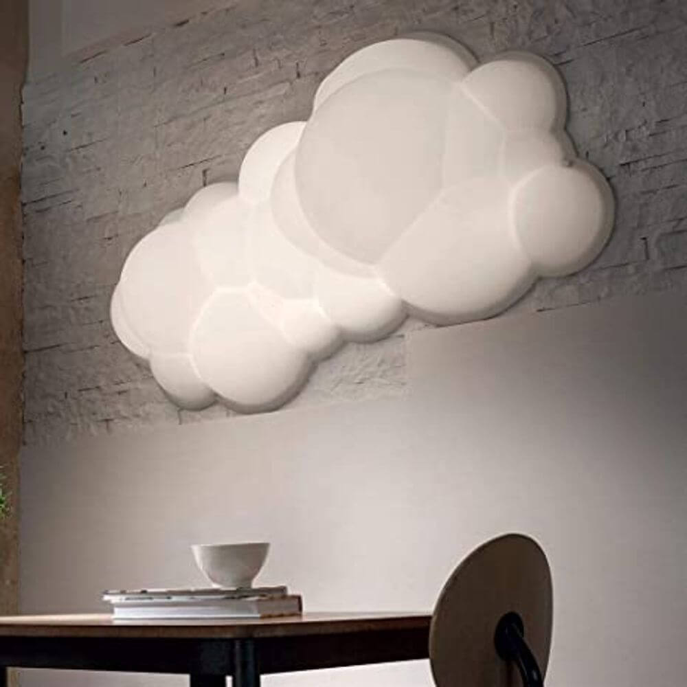 Nemo Nuvola LED Wand- & Deckenlampe Wolke 154cm an einer Wohnzimmerwand, diffus und gemütlich.