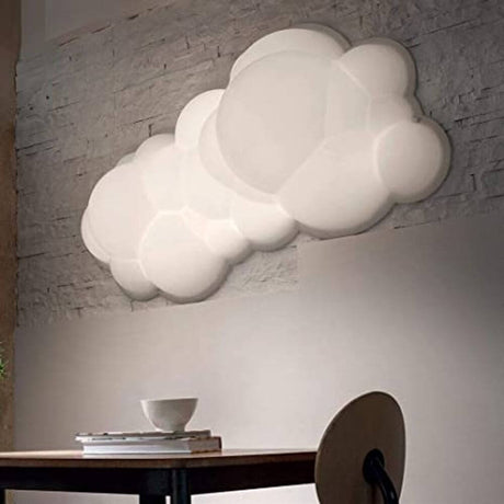 Nemo Nuvola LED Wand- & Deckenlampe Wolke 154cm an einer Wohnzimmerwand, diffus und gemütlich.