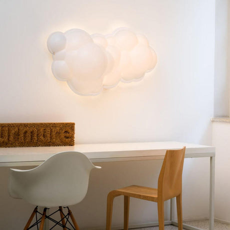 Nemo Nuvola LED Wand- & Deckenlampe Wolke 154cm an einer Wand über einem Schreibtisch, diffuse Lichtstreuung.