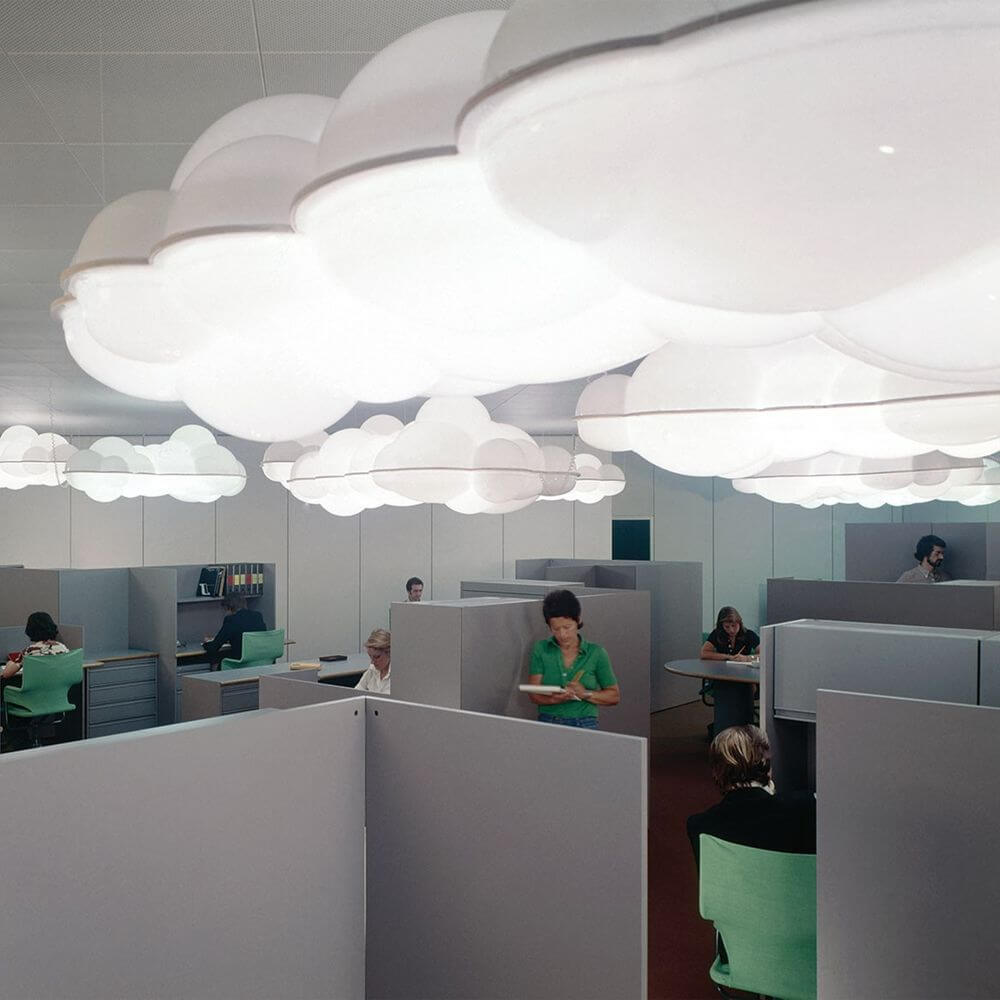 Nemo Nuvola LED Wand- & Deckenlampe Wolke 154cm in modernem Büro mit Cloud-Lichtern.