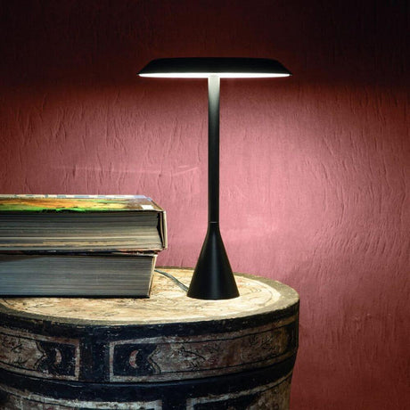 Lampe de table Nemo Panama LED 45 cm sur une table à côté de livres, design élégant avec une finition noir mat.