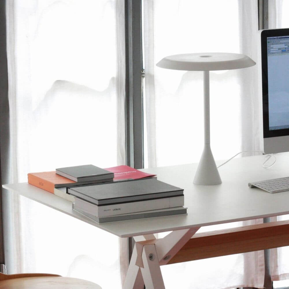 Nemo Panama Mini LED Tischleuchte 30cm auf einem Schreibtisch mit Büchern, ideales Design für Zuhause und Büro.