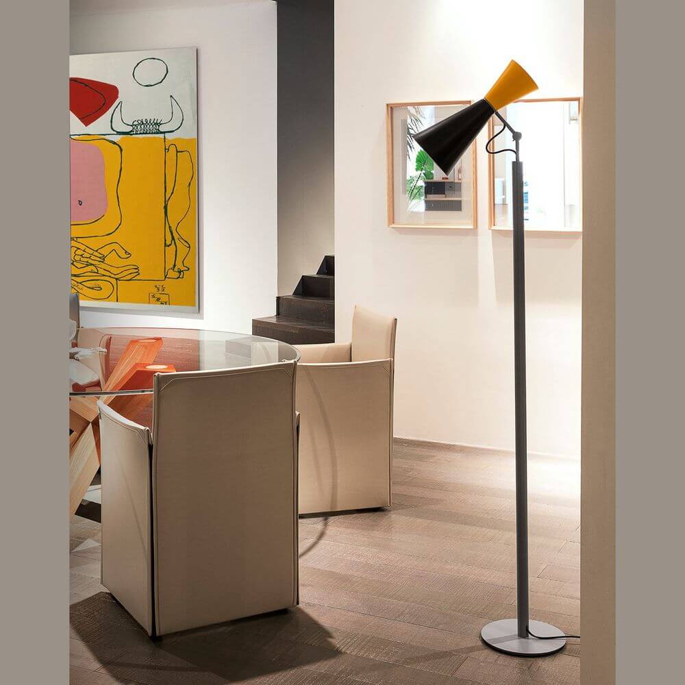 Moderne Nemo Parliament Stehlampe in matt schwarz und gelb im Design von Le Corbusier, ideal für indirekte Beleuchtung.