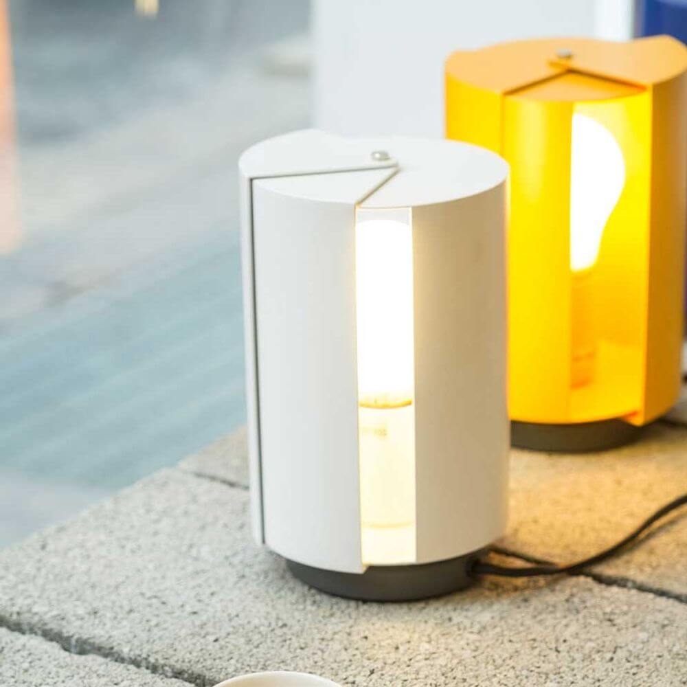 Nemo Pivotante À Poser Tischlampe drehbar mit modernem Design, eine innovative Tischleuchte mit beweglichen Schirmen.