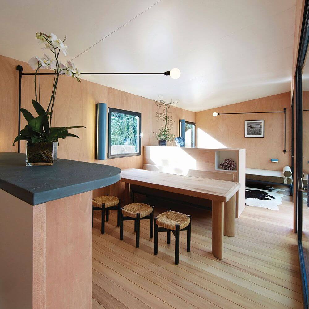 Moderne Inneneinrichtung mit Nemo Potence Pivotante Wandlampe 200cm und minimalistischen Möbeln.