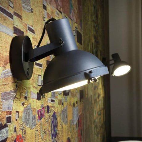 Nemo Projecteur 165 applique orientable sur un mur coloré, réglable et fabriquée en aluminium.