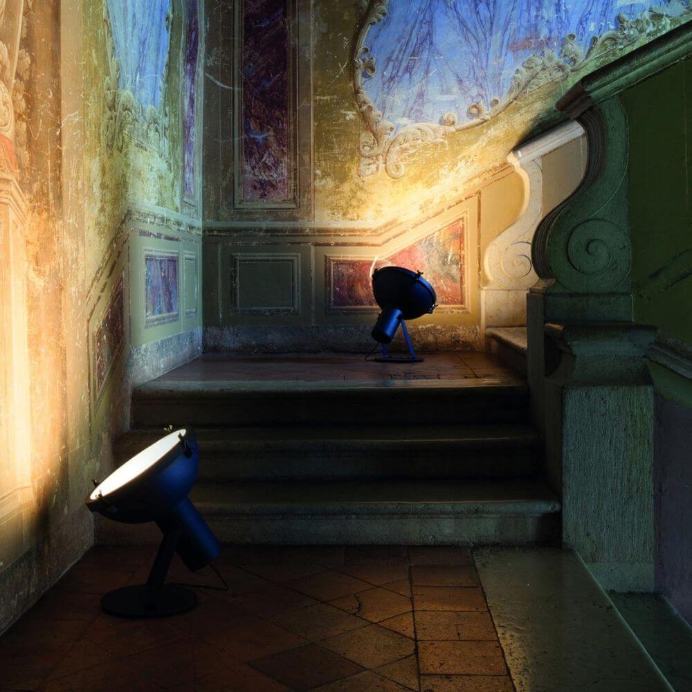 Nemo Projecteur 365 Stehlampe in einem Treppenhaus mit dekorativen Wänden und sanfter Beleuchtung.