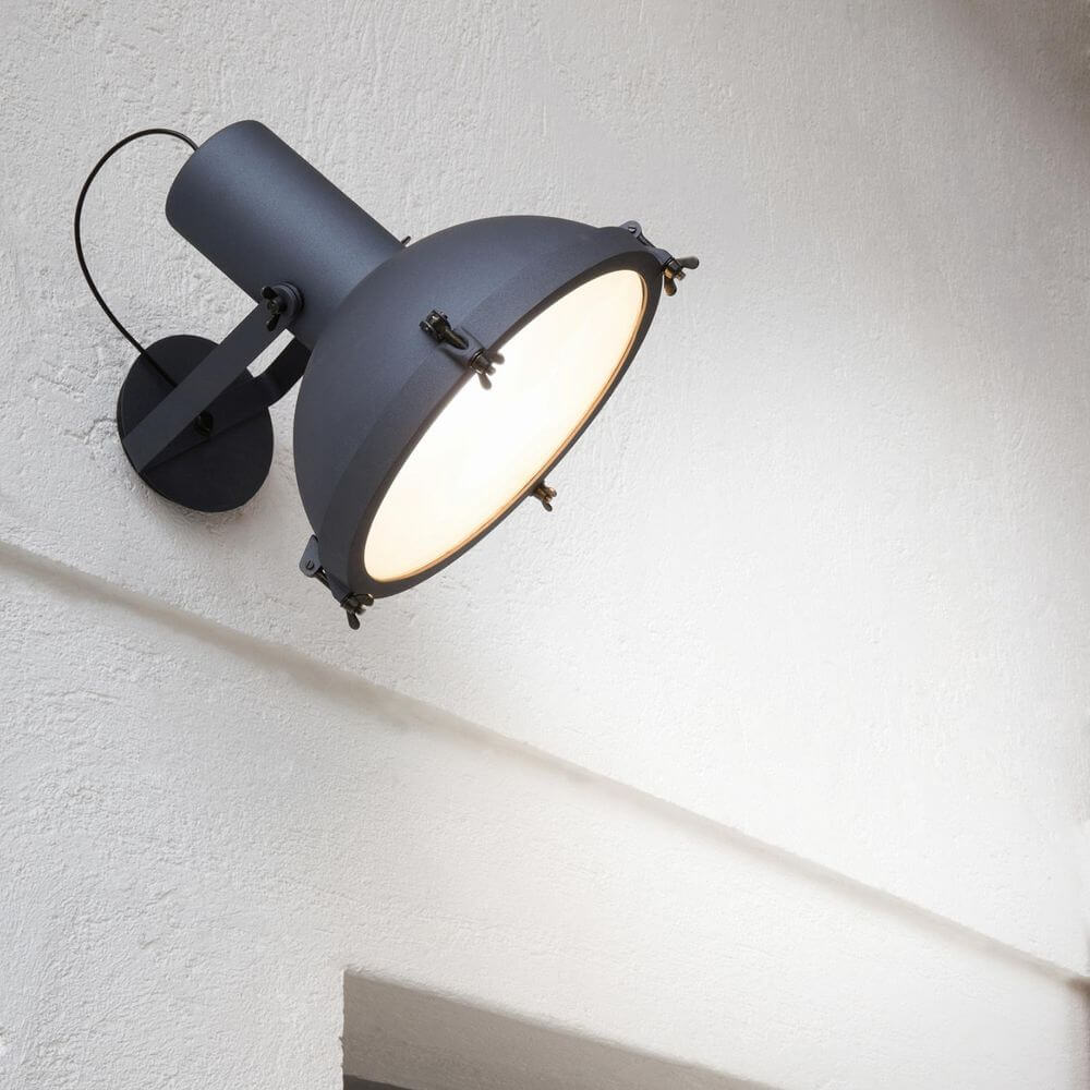 Nemo Projecteur 365 Wandstrahler in nachtblauem Aluminium an einer Wand montiert.