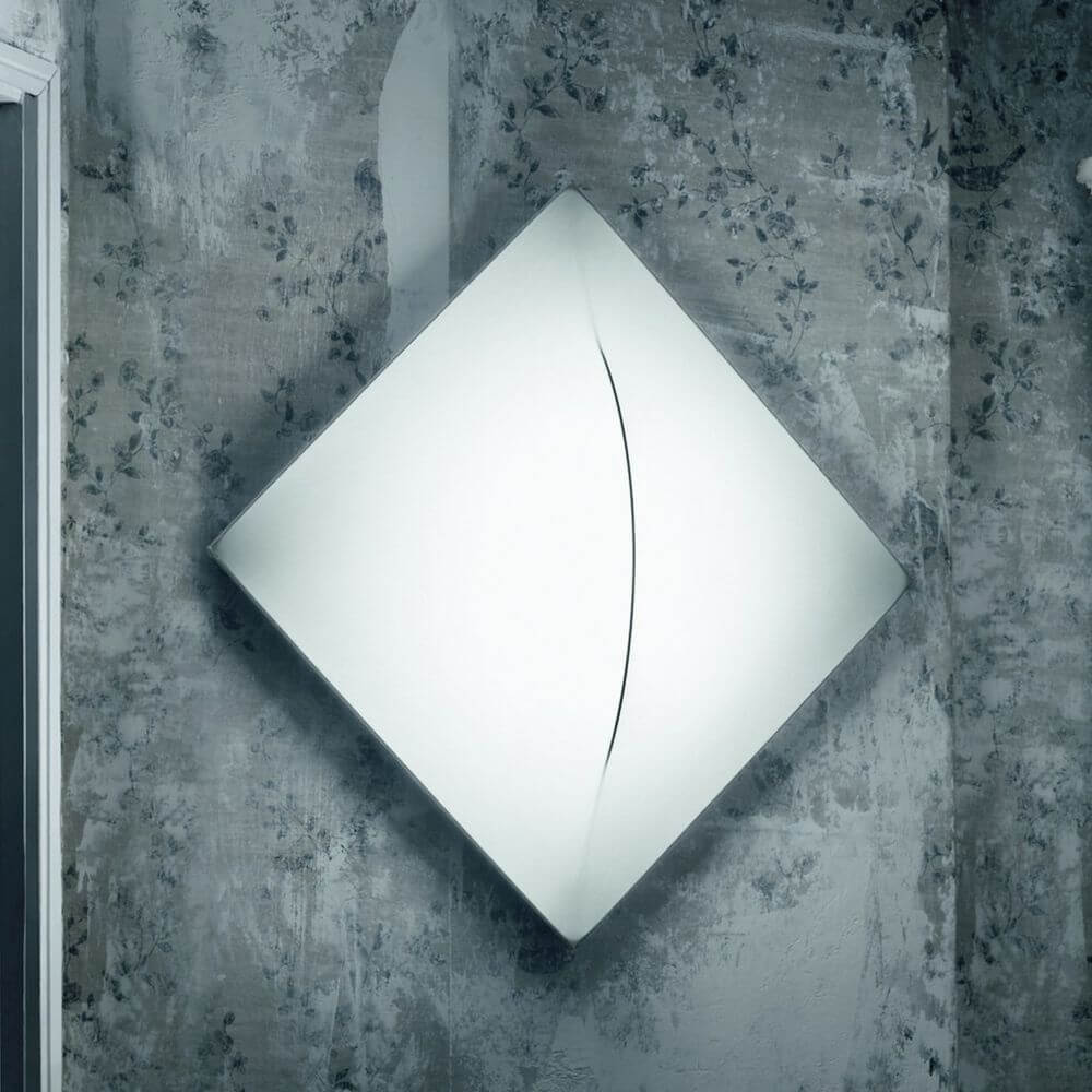 Nemo Saori Q2 Wand- & Deckenleuchte 100x100cm an einer Wand in modernem Design.
