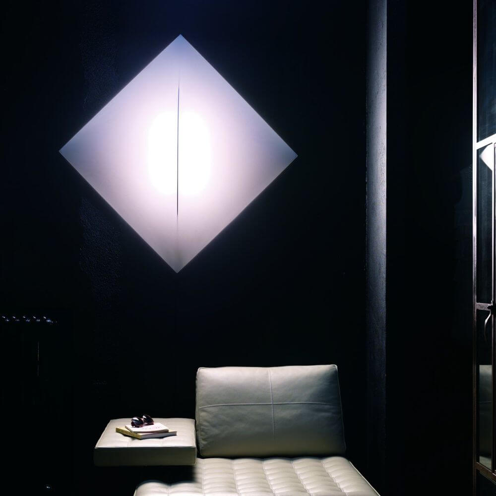 Nemo Saori Q2 Wand- & Deckenleuchte 100x100cm in eleganter Wohnung mit diffusem Licht.