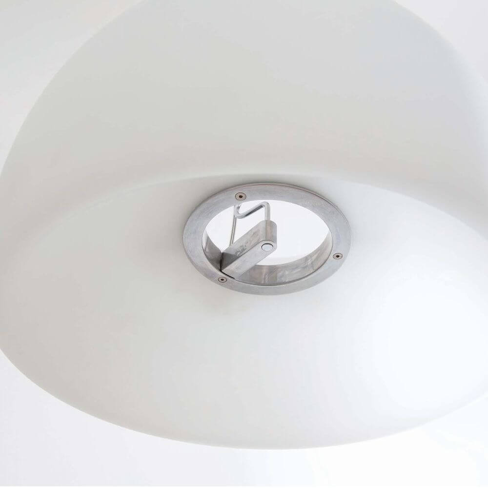 Nemo Sirius Glas Hängelampe Ø 40cm Detailaufnahme der Halterung und des opalweißen Diffusors.