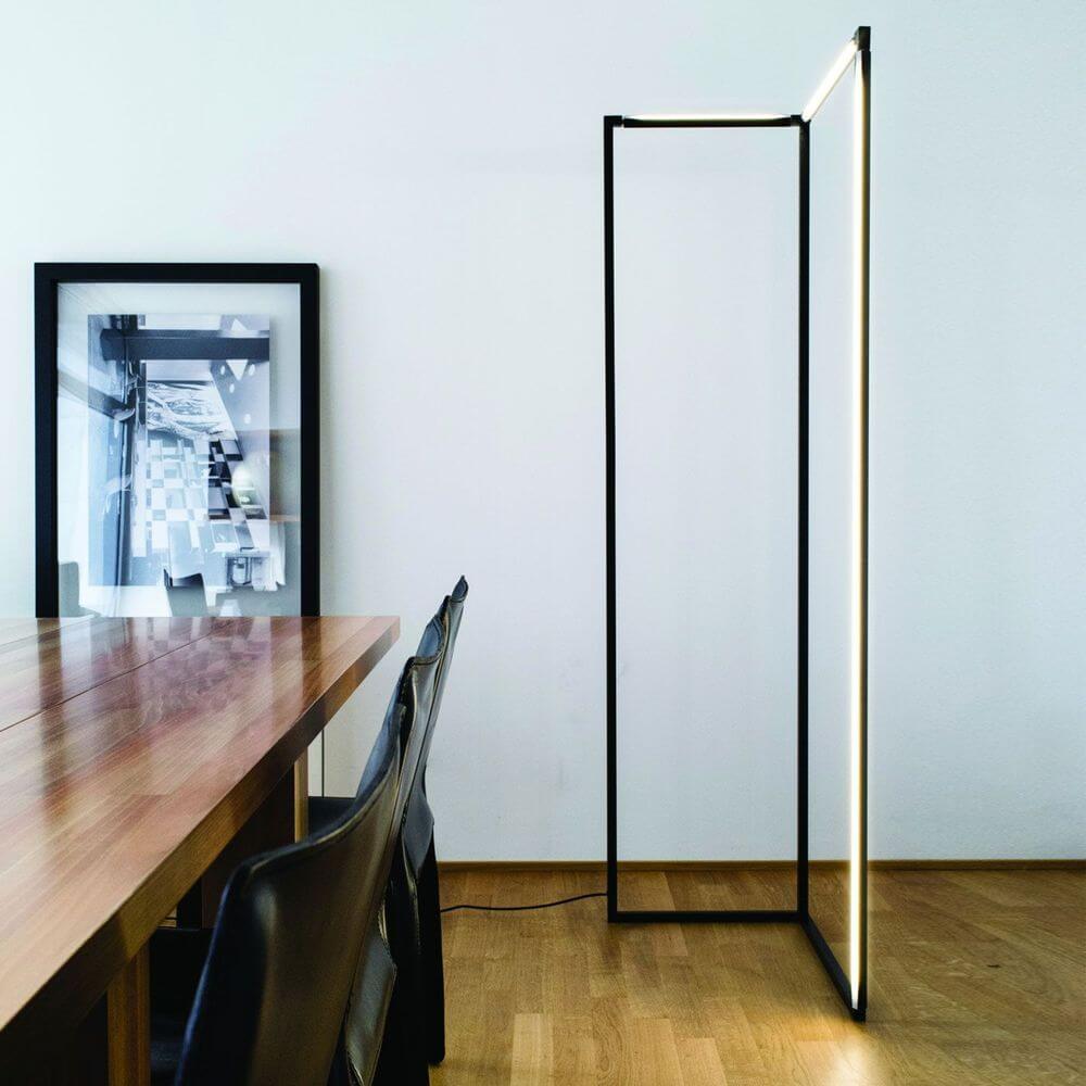 Nemo Spigolo LED Stehlampe 178cm drehbar in modernem Raum mit Esstisch und Wandkunst.