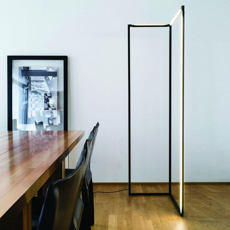 Nemo Spigolo LED Stehlampe 178cm drehbar in modernem Raum mit Esstisch und Wandkunst.