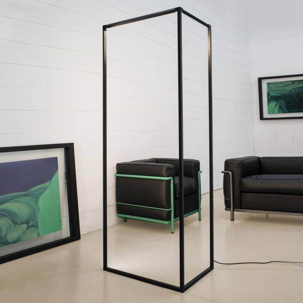 Nemo Spigolo LED Stehlampe 178cm drehbar in modernem Wohnambiente mit Schwarz-Weiß-Kunstwerken.