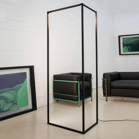 Nemo Spigolo LED Stehlampe 178cm drehbar in modernem Wohnambiente mit Schwarz-Weiß-Kunstwerken.