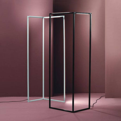 Nemo Spigolo LED Stehlampe 178cm drehbar in modernem Design mit Aluminiumstruktur und opalinem Diffusor.