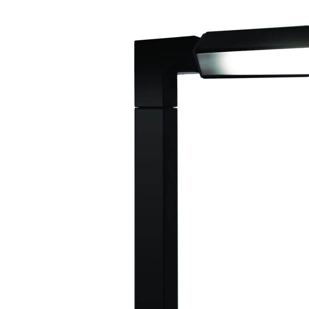 Detailansicht der Nemo Spigolo LED Stehlampe 178cm drehbar mit drehbarem Gelenk und modernem Design.