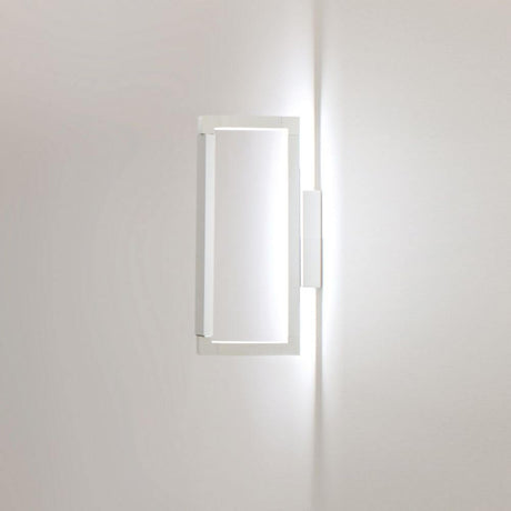 Applique Nemo Spigolo LED orientable à 360° sur un mur, design moderne avec éclairage indirect.