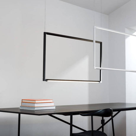 Nemo Spigolo Vertical LED suspension 114x58 cm dans une pièce moderne avec une table et des piles de livres.