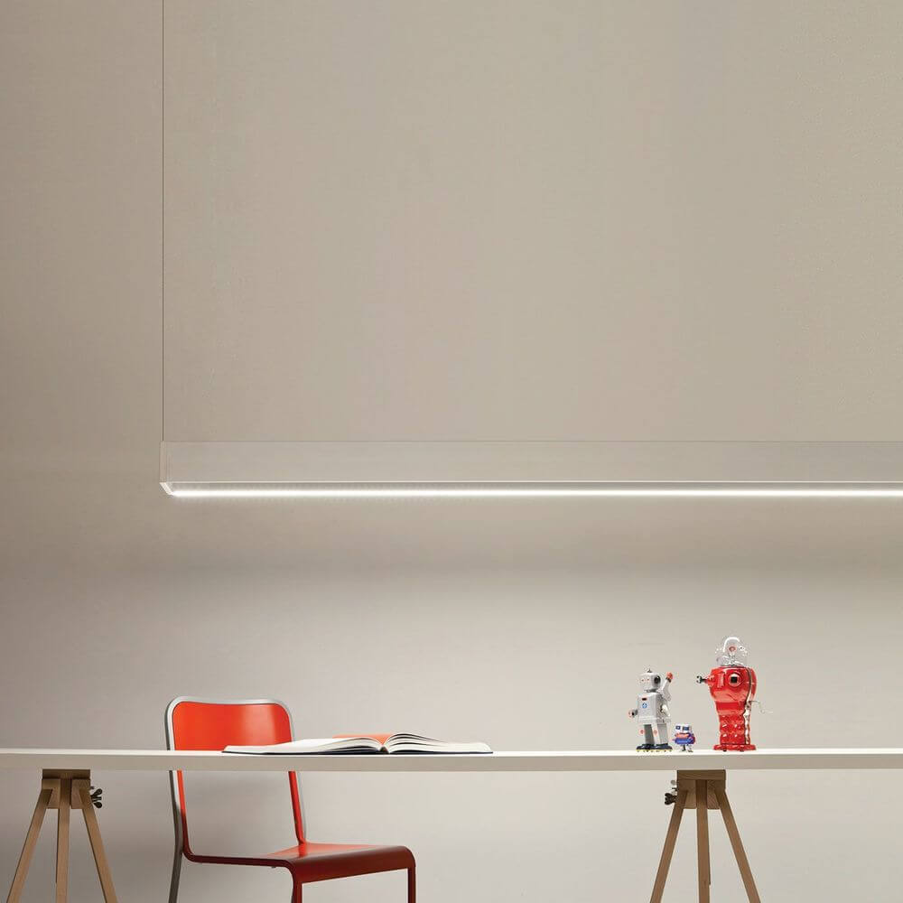 Nemo Tru Horizontal Up+Down LED Hängeleuchte in einem modernen Raum über einem Tisch.