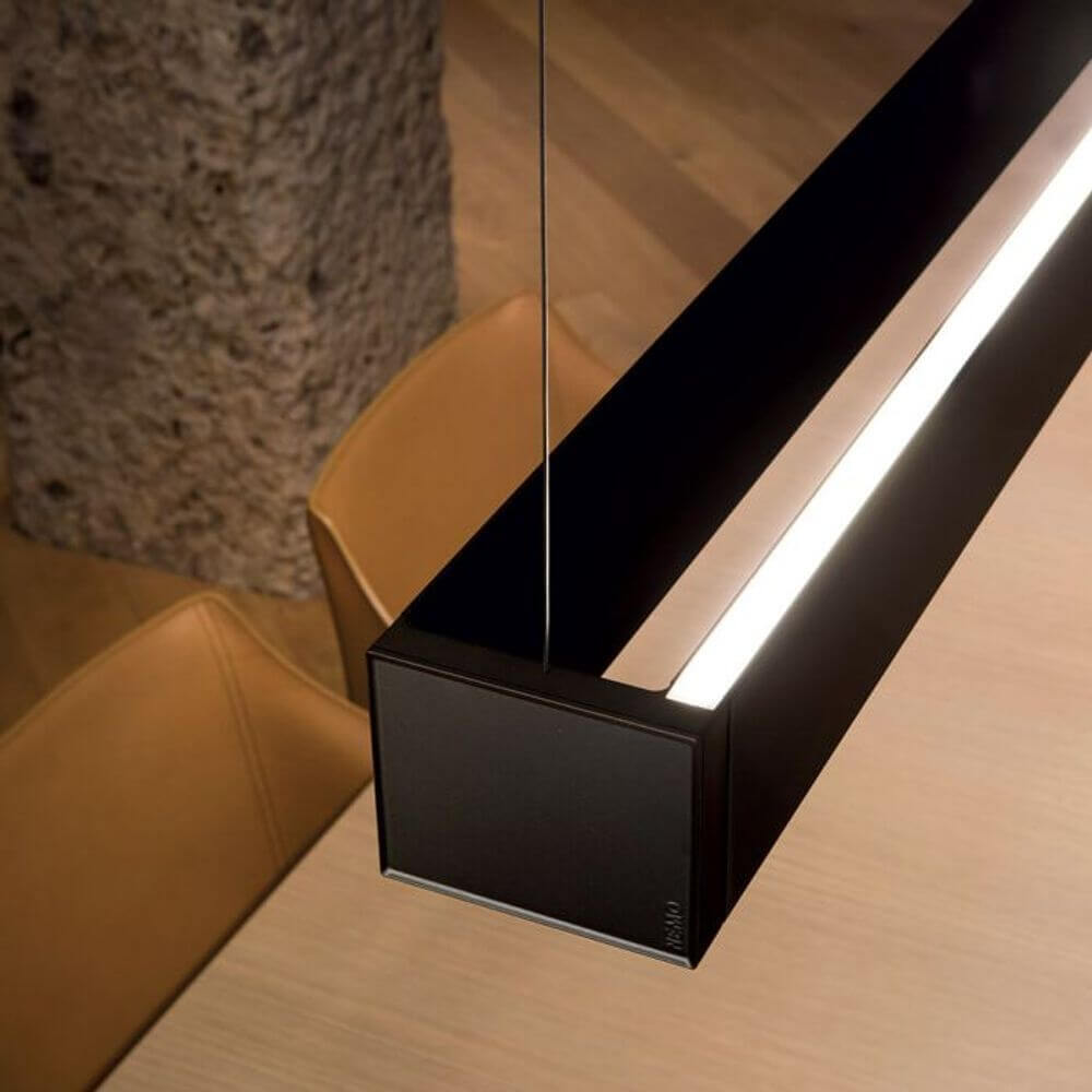 Nemo Tru Horizontal Up+Down LED Hängeleuchte in Schwarz über einem Tisch