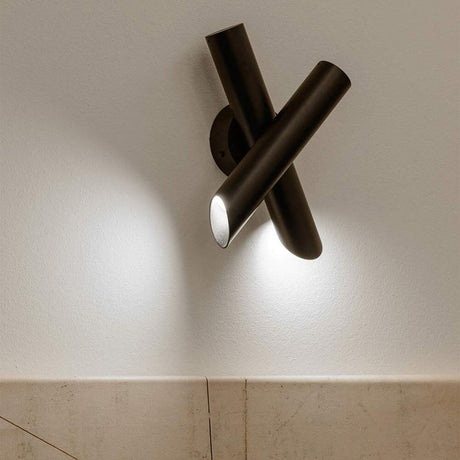Applique murale Nemo Tubes 2 LED orientable au design moderne avec tubes mobiles et fonction dimmable.