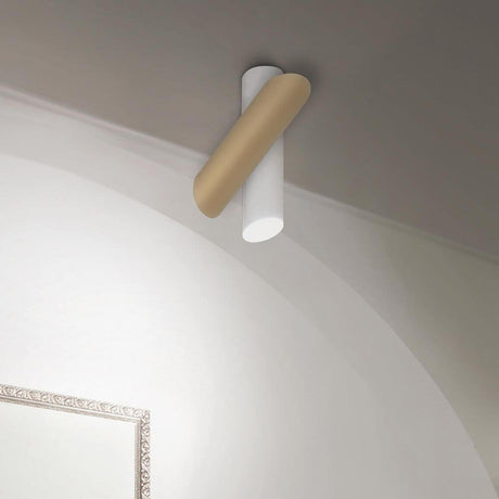 Nemo Tubes Large LED plafonnier réglable dans une pièce au design élégant avec des éléments tubulaires pivotants.