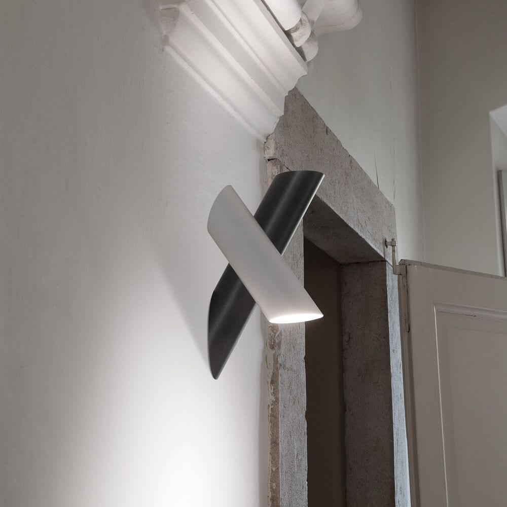 Nemo Tubes Large LED Wandlampe einstellbar an Wandleuchte zeigt modernes Design in schwarz und weiß.
