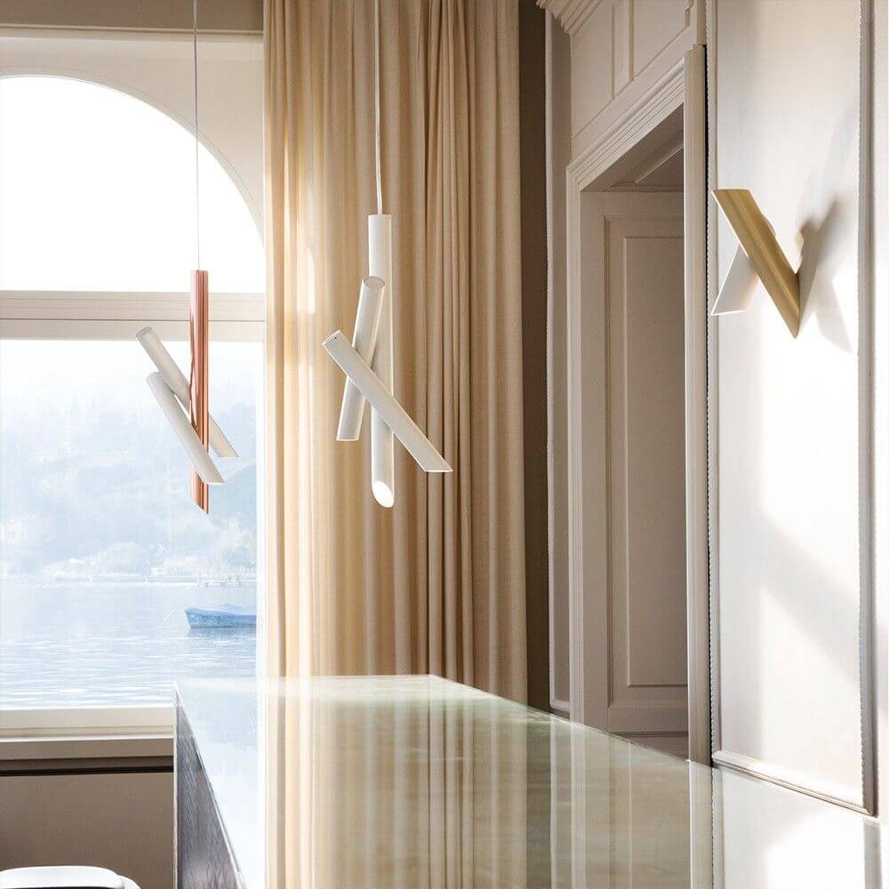 Nemo Tubes Large LED Wandlampe einstellbar in modernem Innenraum mit eleganter Beleuchtung.