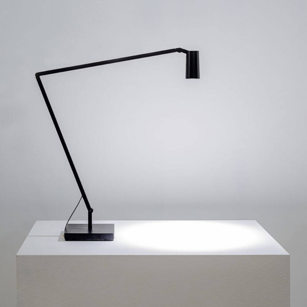 Nemo Untitled LED Tischlampe mit flexibler Armstruktur und zylindrischem Spot, matt schwarz lackiert.