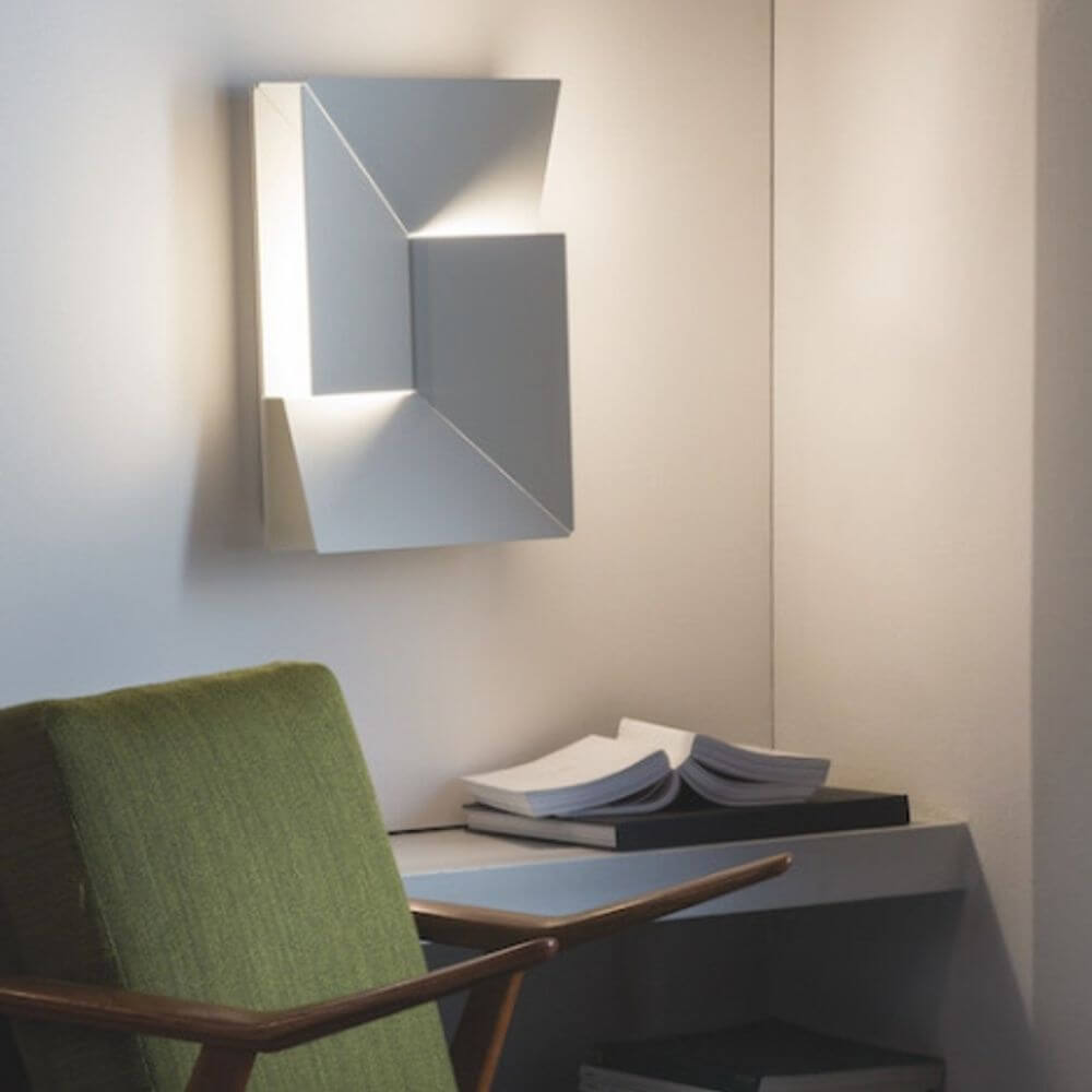 Nemo Wall Shadows Moyen LED Wandlampe in modernem Design, diffuse Beleuchtung und lasergeschnittenem Aluminium.