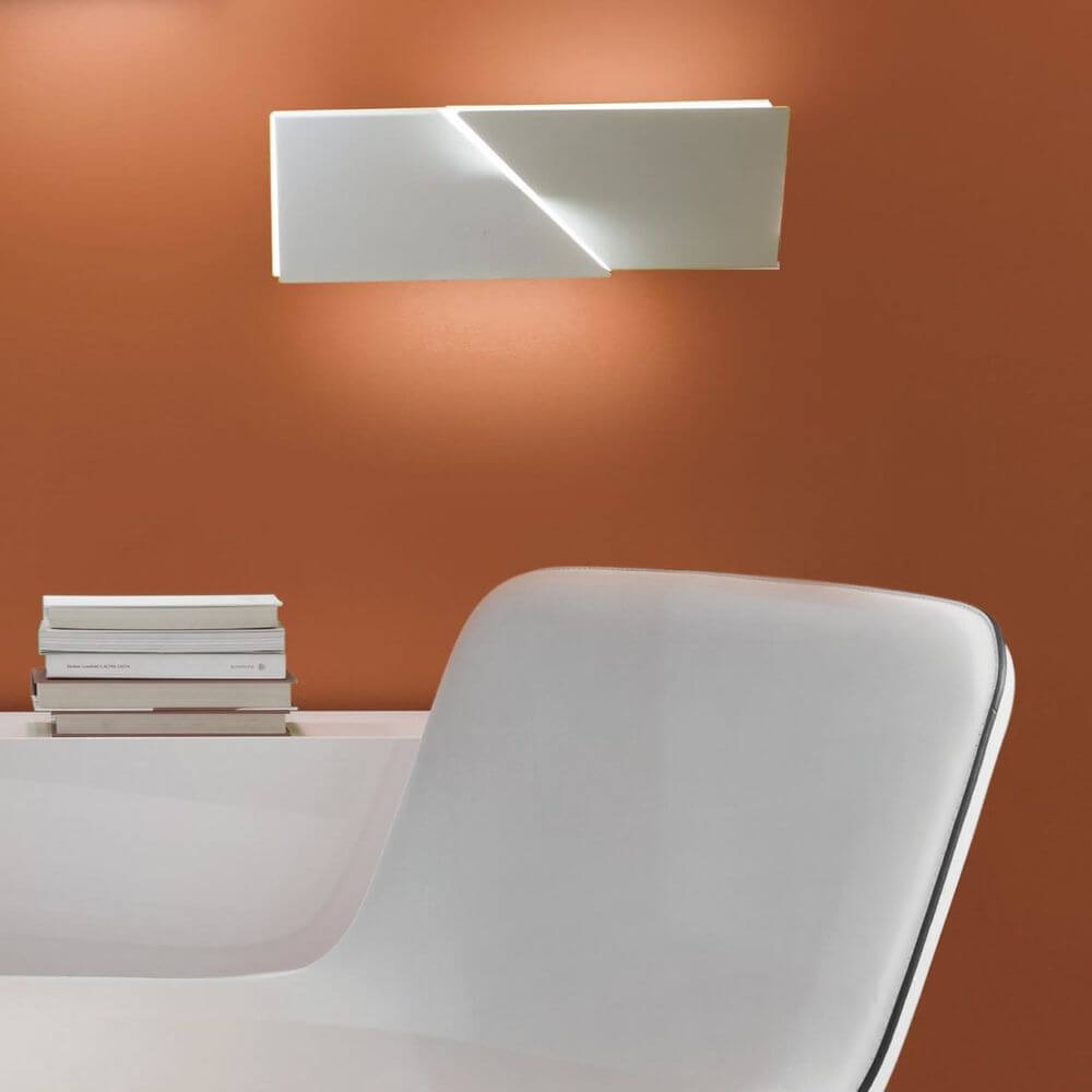 Nemo Wall Shadows Petit LED Wandlampe 15x45cm an orange Wand, elegantes Design mit diffuser Beleuchtung.