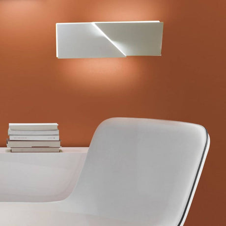 Nemo Wall Shadows Petit LED Wandlampe 15x45cm an orange Wand, elegantes Design mit diffuser Beleuchtung.