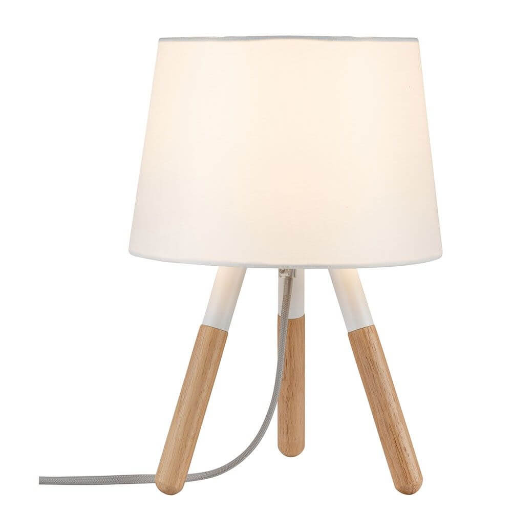 Neordic Berit Holz Tischleuchte Weiß mit modernem Design aus Holz und Stoff, perfekte Akzente im nordischen Stil.