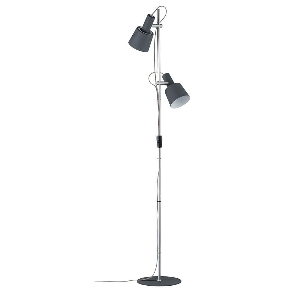 Neordic Haldar Stehleuchte mit 2 Lampen in Dunkelgrau und Chrom, modernes nordisches Design für wohnliches Licht.