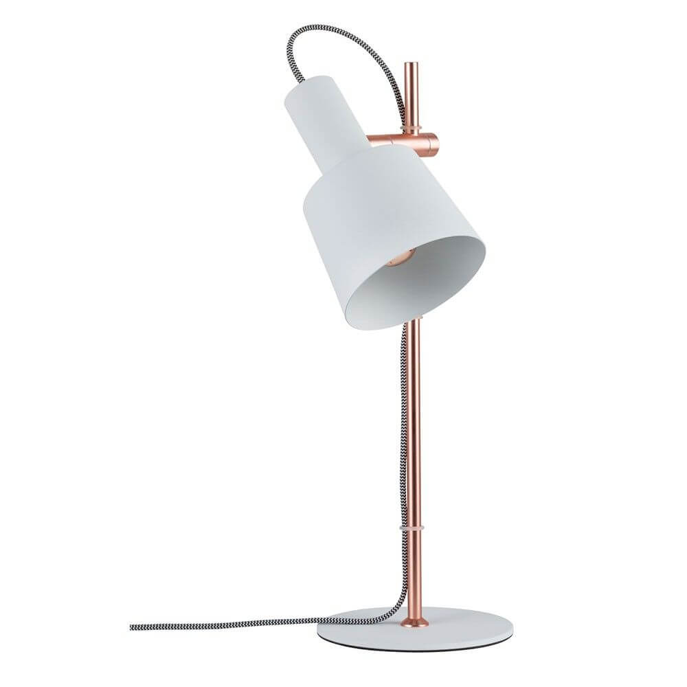 Neordic Haldar Tischleuchte Weiß Kupfer mit modernem Design und trendigen Akzenten.