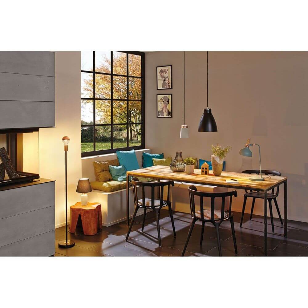 Moderner Wohnbereich mit Neordic Juna Tischleuchte in softgrün und kupfer, gemütliche Einrichtung und natürliche Lichtakzente.