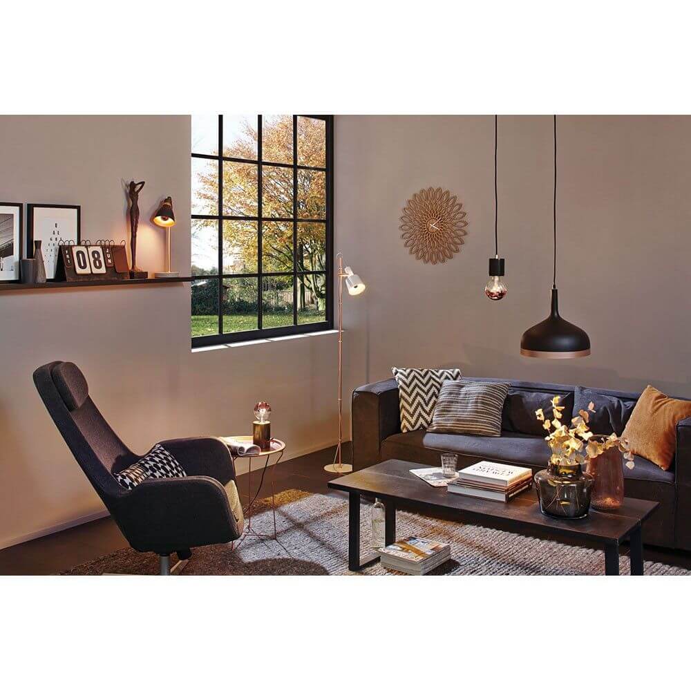 Wohnzimmer mit Neordic Tischleuchte in Beton und Kupfer, skandinavischer Stil, gemütliche Atmosphäre.