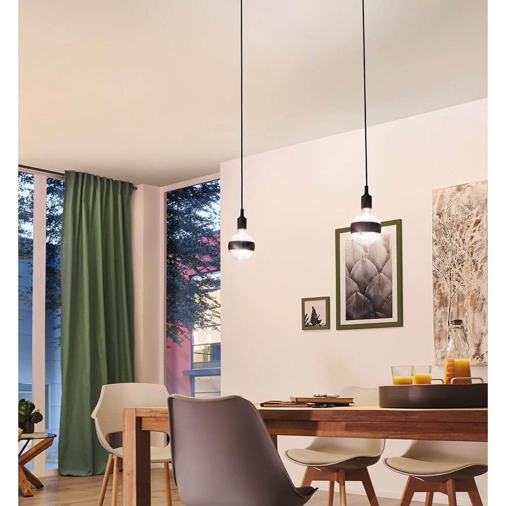 Neordic Pendellampe Ketil Schwarz hängt über einem stilvollen Esstisch in einem modernen Raum.
