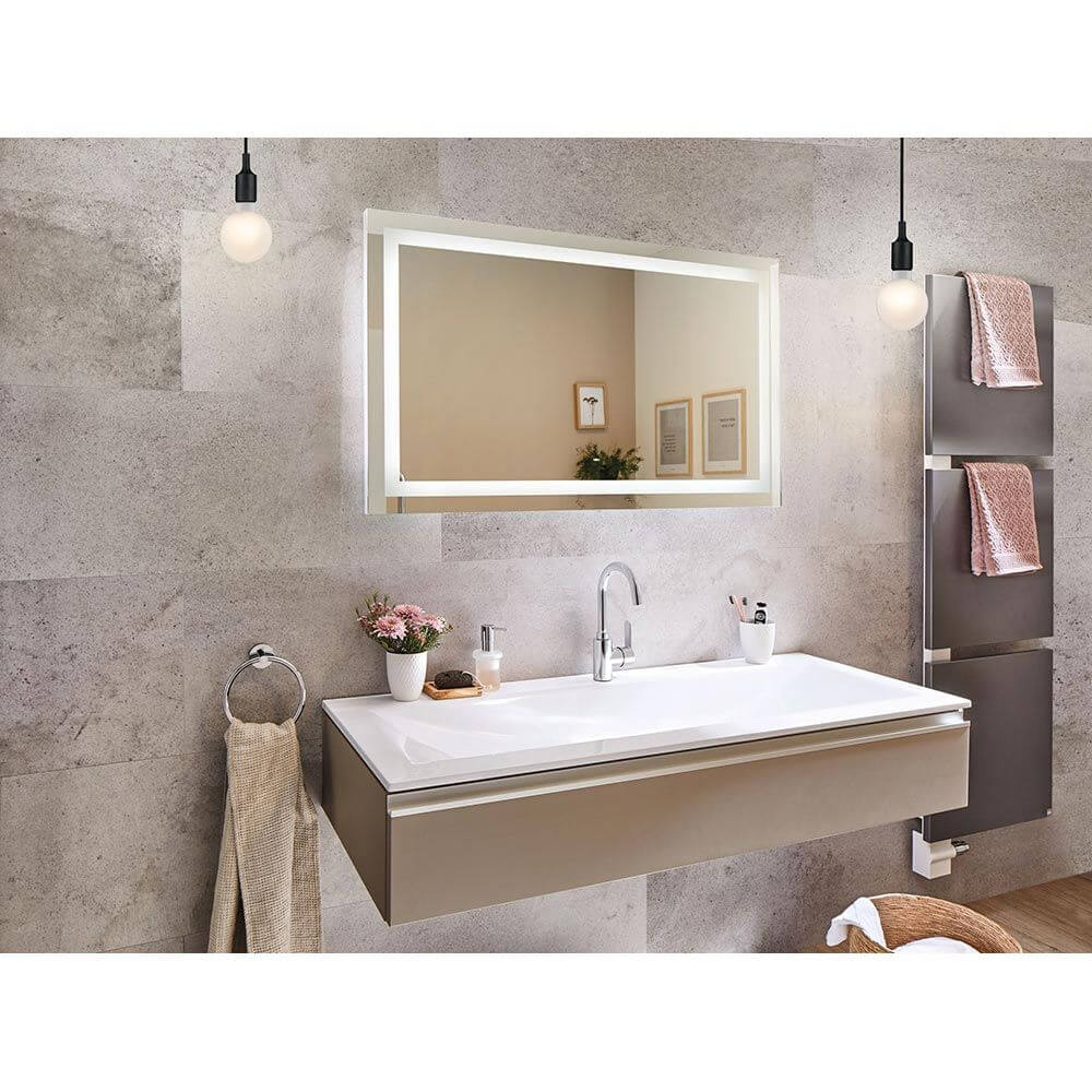Neordic Pendellampe Ketil Schwarz über einem modernen Waschbecken mit Spiegel in einem eleganten Badezimmer.