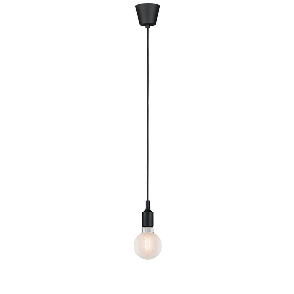 Neordic Pendellampe Ketil Schwarz mit dekorativer Glühbirne, ideal für skandinavische Innenräume.